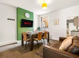 Modern 5 Bed House Contractor Fast WiFi Insurance Stays Table Tennis Pool Table Family