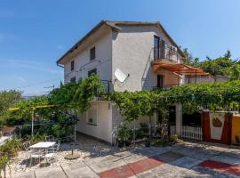 4 Bedroom Awesome Apartment In Sveti Juraj, hotel in Sveti Juraj