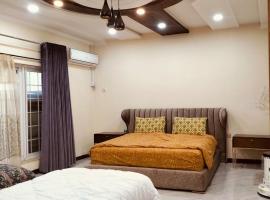 1-Room Cozy Private Stay in Changla Gali, vila v destinaci Abbottabad