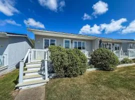 Charming Chalet On A Fantastic Holiday Park In Lowestoft Ref 12077B