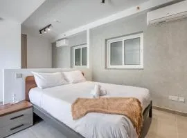 Luxury Apartment Heart of St Julians Sleeps 5
