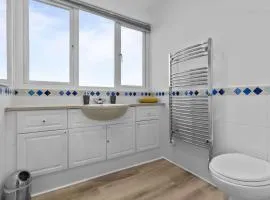 Beachfront Escape Sleeps 8 Ideal Family Retreat