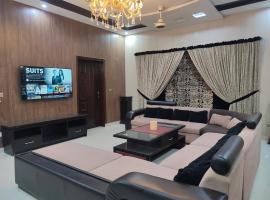 Fully Serviced Holiday Homes Near Emporium Mall & Expo Center, Hotel in Lahore