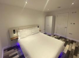 Spacious 1-Bed Apartment - Sleeps 2 & Parking, hotel v destinaci Truro