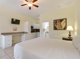 Exclusive 10,000 Islands Access Naples Condo, hotel in Naples