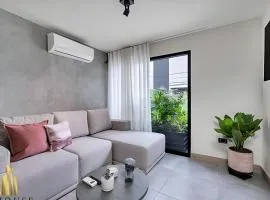 Casa Solei 12-7 - Bright & Chic Apt in Manila / AC
