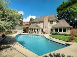 Houston Getaway 5BR Sleeps 13 Pool WiFi