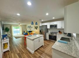 NEW - Amazing Sunshine - Up 6 Guests-Private Backyard, villa en Port Orange