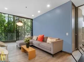 Class Suites 202 - Colorful with Pool and gym