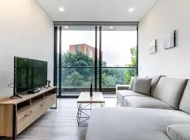 Class Suites 503 - Bright & Minimalistic Apt/Pool