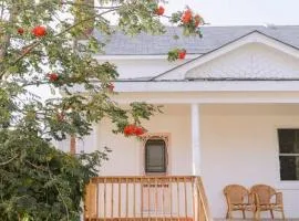 The Wild Rose - Cozy PEC Rental in Picton