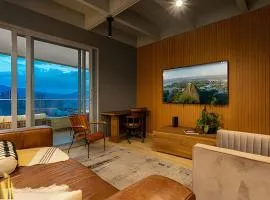 Life 1603 - Panoramic & Tastefully Decorated Loft