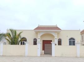 فيلا خاصة جديدة بثلاث غرف نوم في صحلنوت, hótel í Salalah
