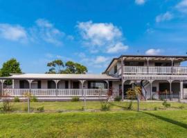 Inverloch Dual Retreat with Spa Bath 400m to Beach、インヴァーロックのホテル