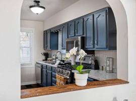Blue Haven Cottage - Spacious 2BD in the Heights, ξενοδοχείο σε Peoria Heights