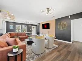 3B2B Home in Downtown Dallas - King & Queen Beds with a Large Yard