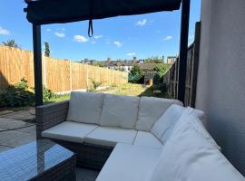 Luxury House in Ilford 21 minute Train journey from Central London, hotel em Ilford