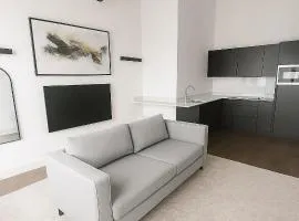 Stylish 1B Apt in Essex w Modern Touch