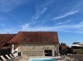 Gîte le clocher roman 14 personnes piscine et spa privatif, Hotel in Bellenot-sous-Pouilly