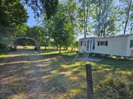 Le mobile home est dans le pré