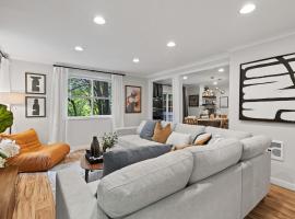Spacious Stylish Modern Daylight Basement Retreat King Bed Office - Bellevue, hotel i Bellevue