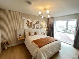 Stylish SuperKing and King Ensuite Bedrooms in Dublin, Hotel in Dublin