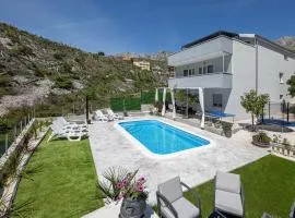Lovely Home In Zrnovnica