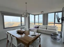 Departamento de lujo frente al mar con vista panorámica, pileta y cochera privada