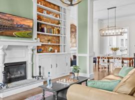 Elegant Manor w Private Yard & Modern Amenities, villa en Louisville