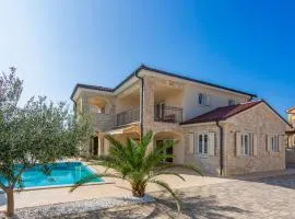 Cozy Home In Pinezici With Wifi