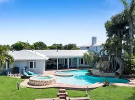 Luxury Waterfront-Pool Home, Slide, Hot Tub, Gulf Access