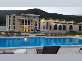 Gonadze Vineyards Hotel, hotel com piscina em Ambrolauri