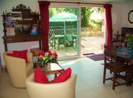 Gîte authentique avec terrasse, jardin clos et wifi à La Garnache - FR-1-426-140, hotel i La Garnache