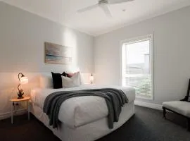 Cosy Self-Contained Unit with QBed, Parking & Wifi