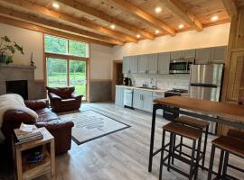 Stowe में, होटल Sunny 2BR with Pond, Fireplace, Walk to Stowe