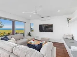 'Bulli Escape' Bright Beachfront Stay & Scenic Views