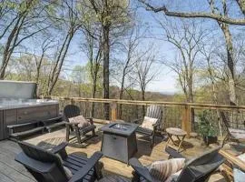 Gorgeous views overlooking Downtown Gatlinburg, Pet Friendly 3 bedroom! Free tickets to Dollywood