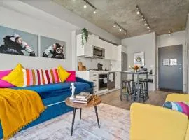 Vibrant PopArt downtown suite, comfy and stylish!