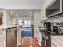 Central Convenient Home with Free Parking #DCottage
