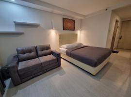 Studio Room Apartment with Pool, hotel v destinaci Kejayan