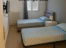 Chambre privative rénové 2024, climatisation, tramway sur place , 12 min centre, 16 min plage, aperçu latéral mer, 2 wc avec 2 salle de bain, private room renovated 2024, air-conditioned , tram on spot, 2 toilets and 2 bathrooms