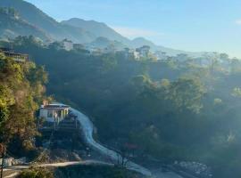 Chakk 109 Mussoorie Foothills, Dehradun, hotel con tinas de hidromasaje en Dehradun