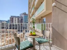 Cozy Apartment Heart of St Julians Sleeps 5