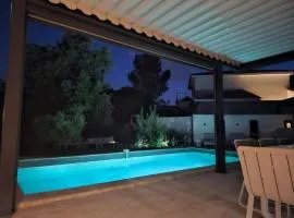 Equipped Studio, 2 hours per day acces to a private swinmming pool