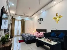 Naples Suite - Green Facing Park View