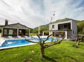 Villa Aurea, hotel v Neume