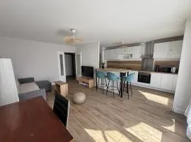 Spacious renovated apartment near Paris metro 11