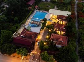 Vạn Xuân Royal Hotel, hotel en La Phù