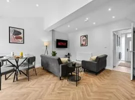 NEW! Sleek & Spacious House by Clarendon Stays, Driveway Parking, WiFi, Smart TV