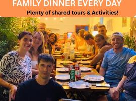 Social Backpacker Hostel & Rooftop Bar, hostel v destinaci Battambang